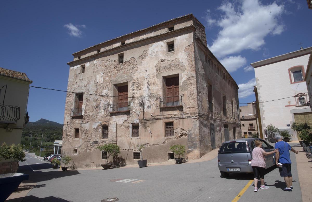 Palau-Castell por la parte trasera.