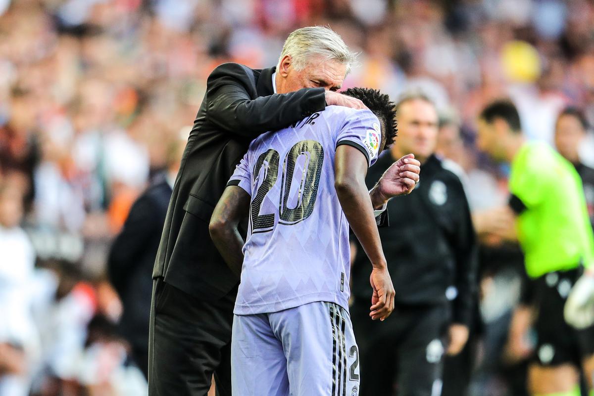 Carlo Ancelotti, junto a Vinicius Jr. en es estadio de Mestalla.