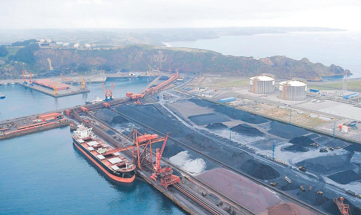Descarga de un barco en la terminal de minerales Ebhisa.