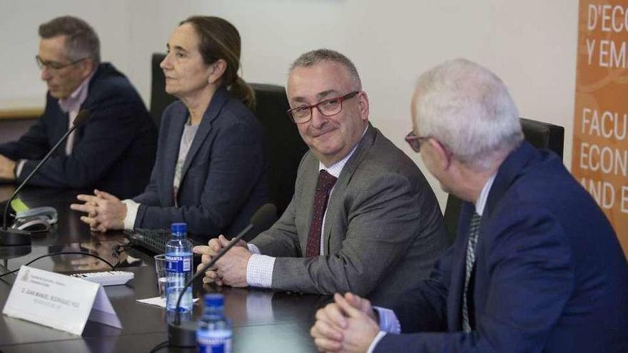 Juan Manuel Rodríguez Poo, segundo por la derecha, durante la charla. Junto a él, por la izquierda, el catedrático Antonio Álvarez Pinilla; la decana de Economía y Empresa, Carmen Benavides, y el director de Sadei, Ramiro Lomba.