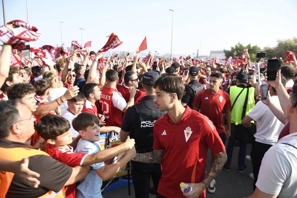 Recibimiento de la afición al Real Murcia antes del partido ante el Nástic