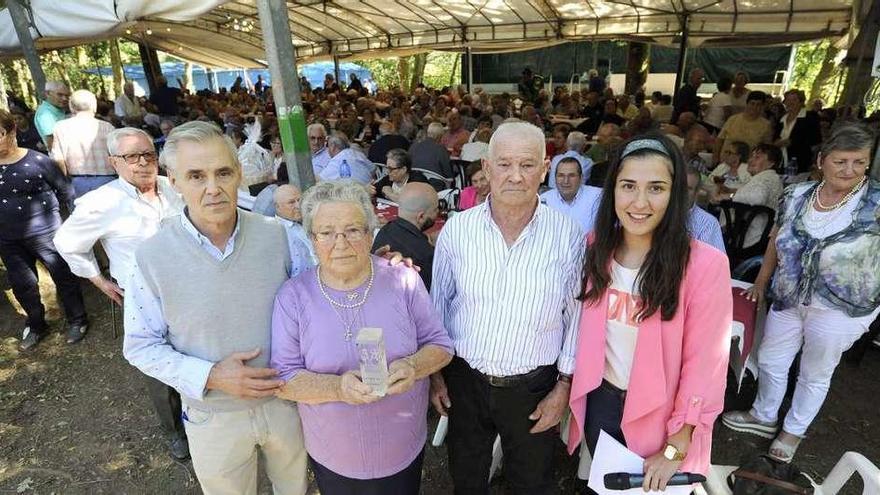 Luis Taboada y Mireya Otero entregan los premios a los mayores de avanzada edad durante la juntanza en Gres. // Bernabé/ Javier Lalín