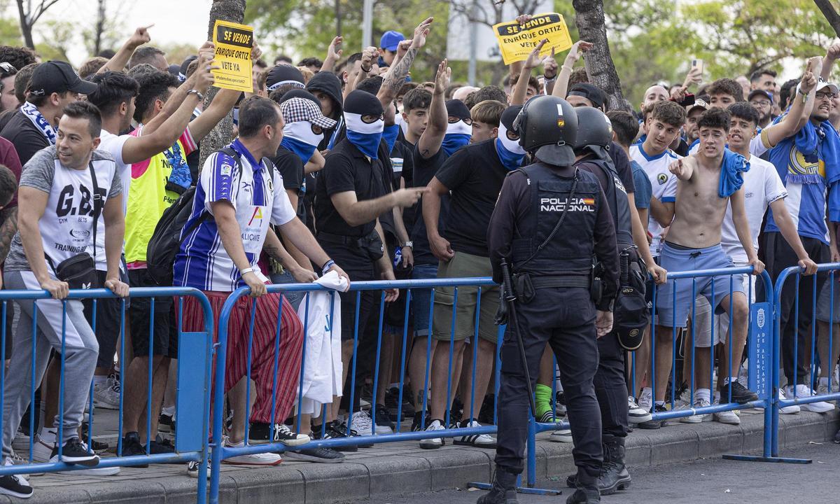 Una protesta de aficionados en la puerta 0 del Rico Pérez, en el tramo final de la temporada 2022-23
