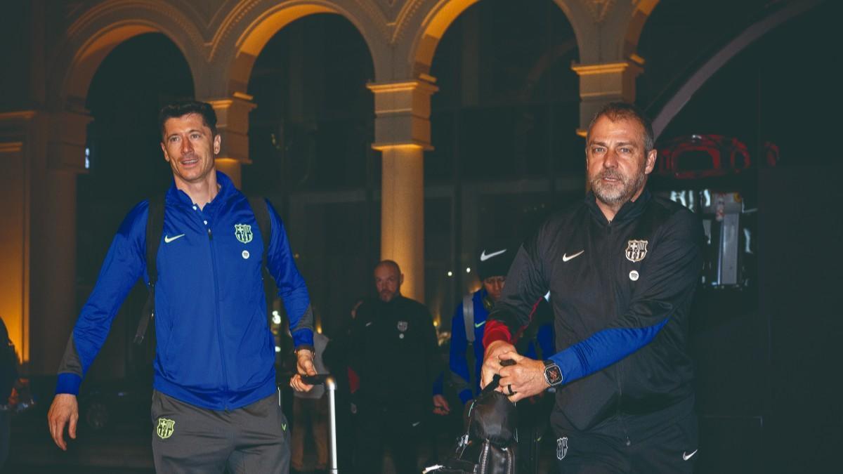 Robert Lewandowski y Flick llegando a Arabia