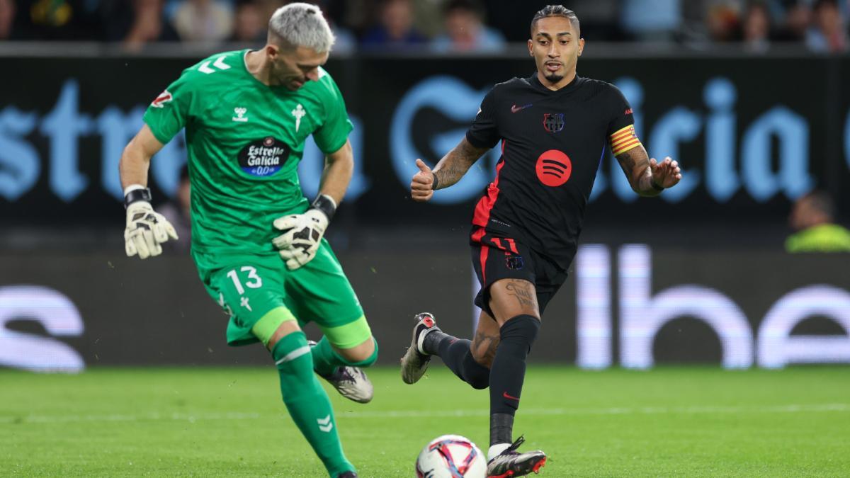 Raphinha presiona a Guaita en el Celta-Barça de La Liga 2024/25