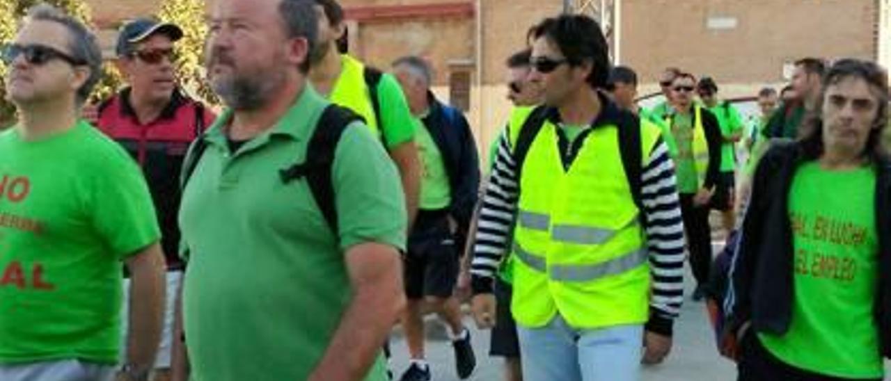 protesta a Valencia.Los trabajadores, con el alcalde, ediles de Compromís, ADN Morvedre y PP, en un parón de la marcha. Reunión en el Consell El alcalde, en el camino f levante-emv Cascos con linternas iluminaron el camino en su inicio f levante-emv