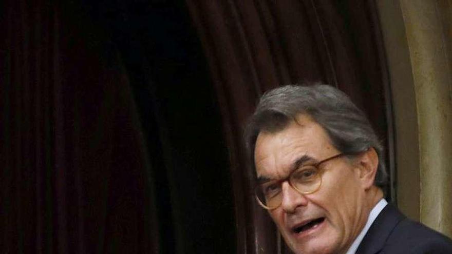Puigdemont y Mas, en el Parlament, en el pleno del martes. // Efe