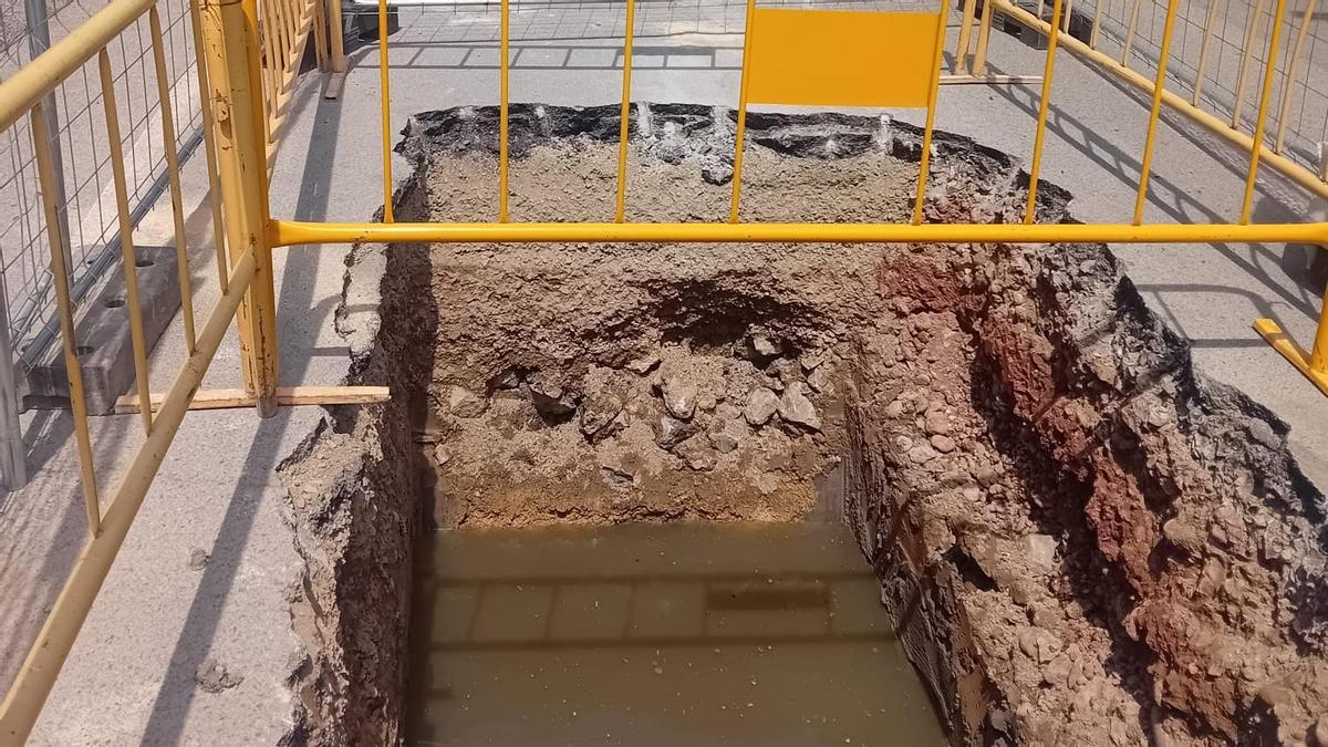 Socavón con la filtración de aguas negras abierto en plena calle Massamagrell.