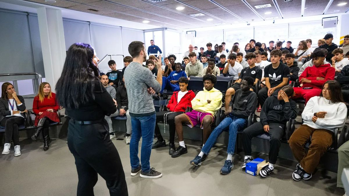 Los chicos y chicas deportistas de La Masia reciben una charla para combatir las violencias machistas