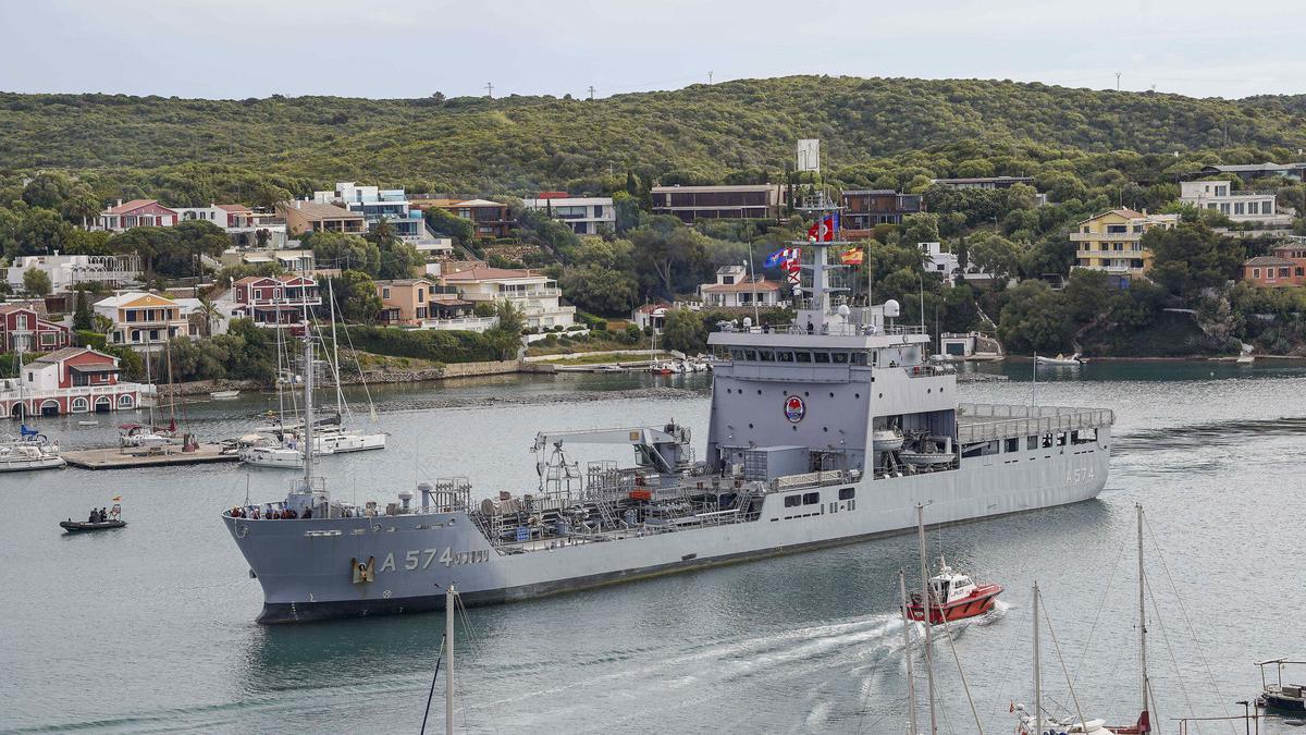 Llegada del buque militar turco 574 Gungor Durmus al puerto de Maó