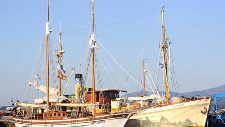 Imagen de archivo de dos de los barcos tradicionales o históricos amarrados en el puerto de O Grove pero ya &quot;emigrados&quot;.  //  Muñiz