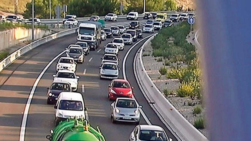 Decenas de conductores, atrapados ayer por la mañana en la Vía de Cintura tras los dos siniestros.