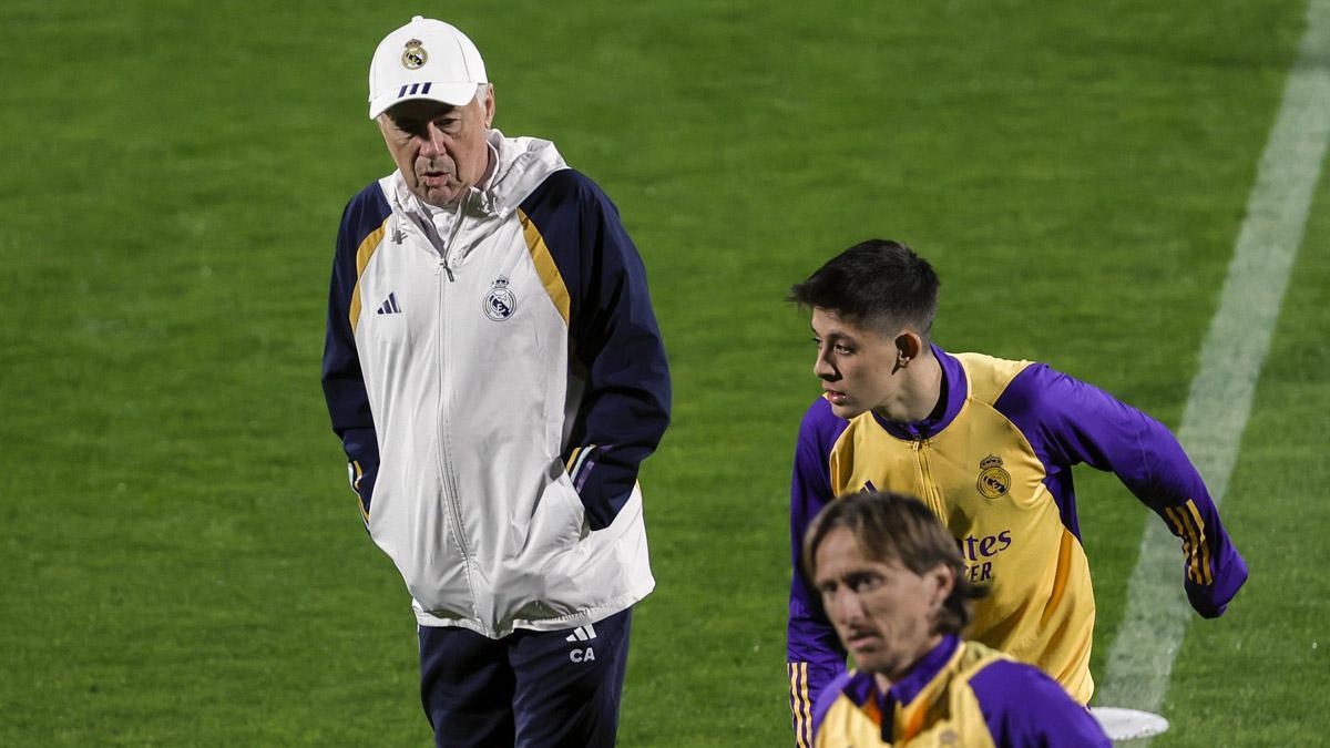 Ancelotti, junto a Arda Güler y Modric en el entrenamiento de este martes