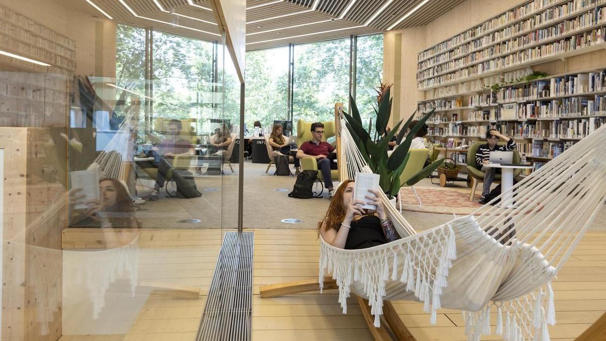 Lectores en la Biblioteca Gabriel García Márquez, en Sant Martí.