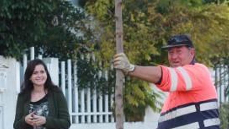 Sara Usó, durante la plantación de un árbol.