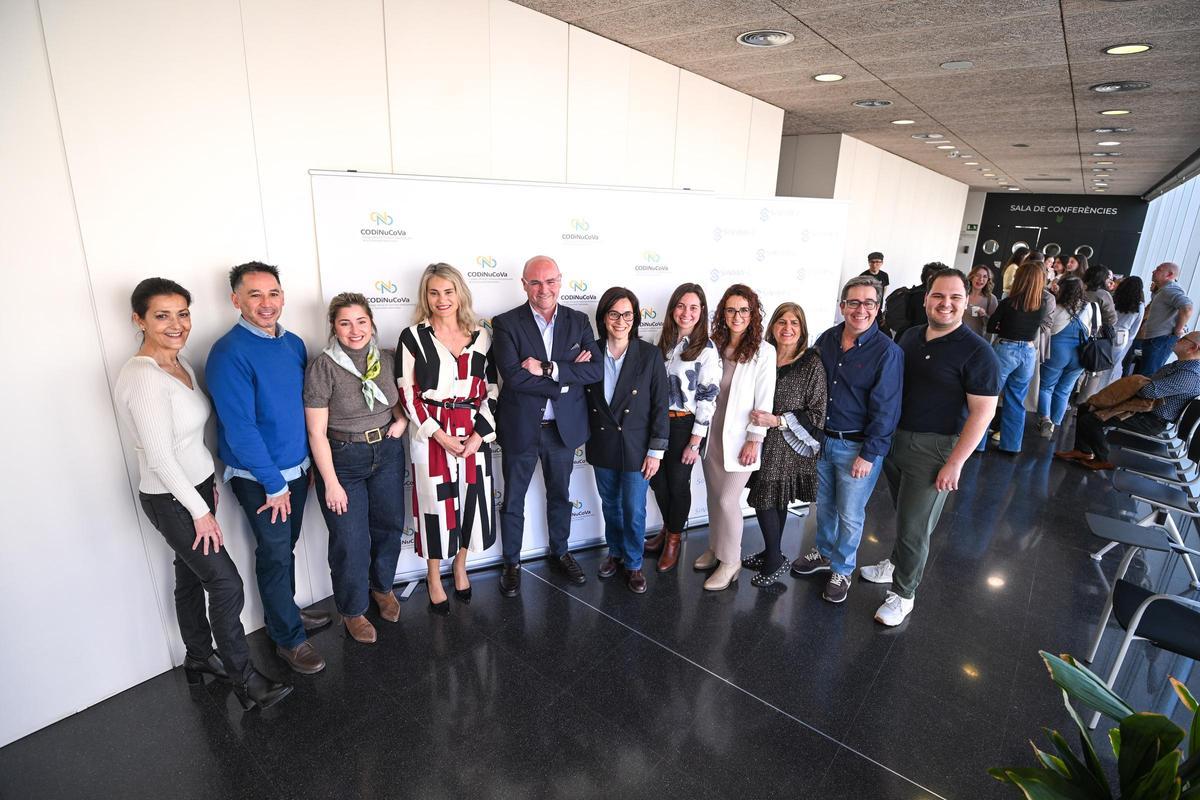 Foto de familia con los ponentes y organizadores del congreso celebrado en Elche este jueves sobre nutrición y atención primaria