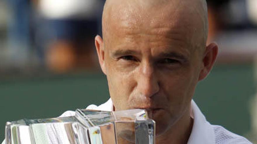 Ivan Ljubicic besa el trofeo que le acredita como vencedor en Indian Wells