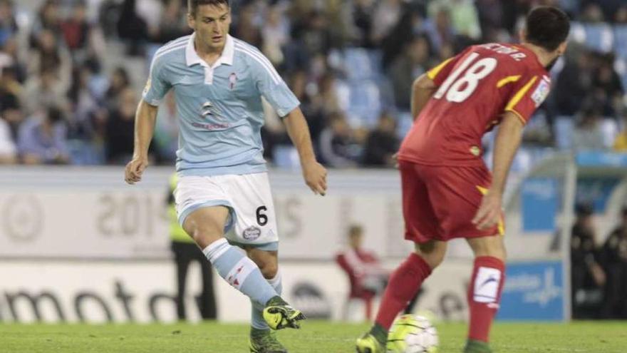 Radoja pasa un balón durante el partido de Liga contra el Getafe el pasado 2 de octubre. // José Lores