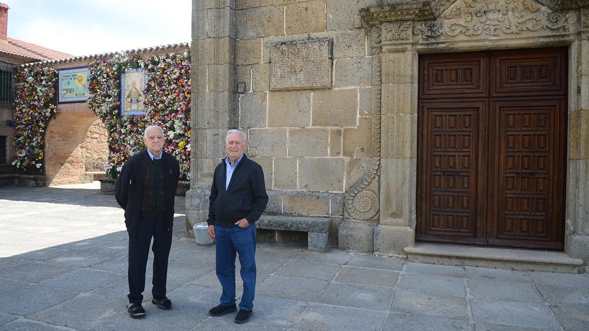 El padre Jaime, a la izquierda, ante el santuario de la Virgen del Puerto de Plasencia.