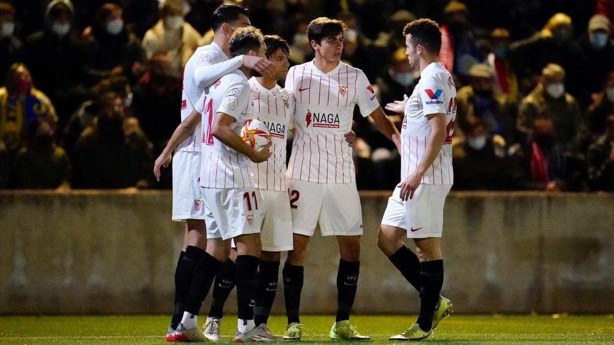 Los jugadores del Sevilla celebran el gol de Rafa Mir