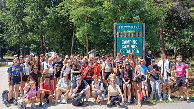 Jóvenes de ‘Lalín saúda Lalín’ visitan el Pazo de Liñares y Huttopia |