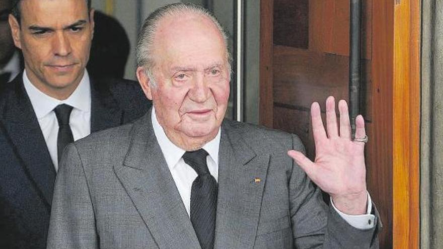 Juan Carlos I sale de la capilla ardiente de Alfredo Pérez Rubalcaba en mayo de 2019; tras él, Pedro Sánchez.