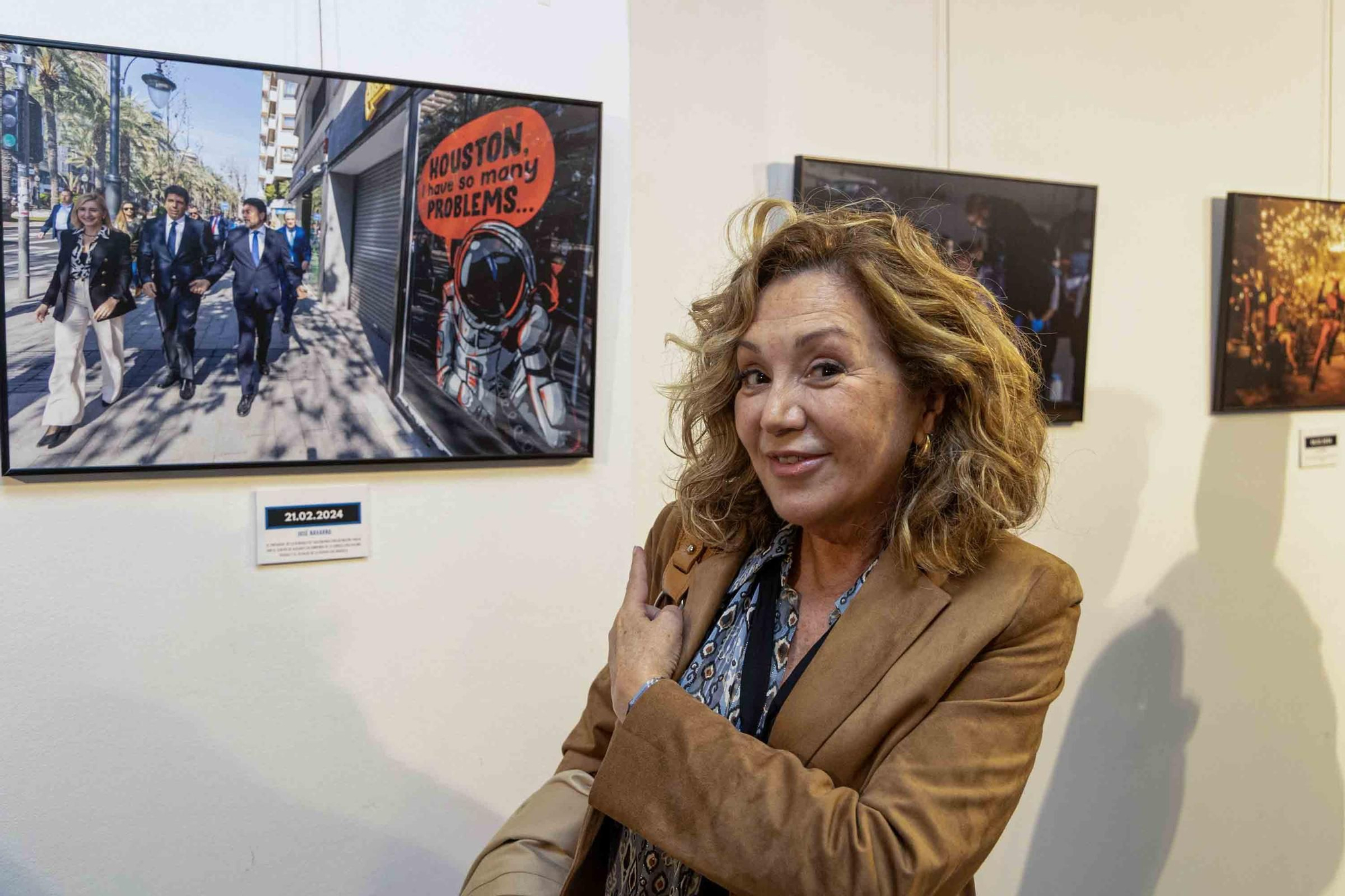 lleno total en la inauguración de INFotoperiodistas 2024,. un año de fotografía de prensa en Alicante