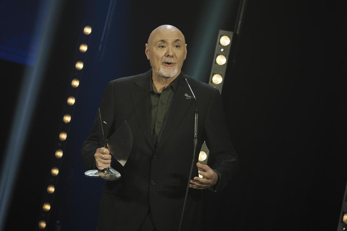 Gabriel Sopeña, tras recibir uno de sus dos premios.