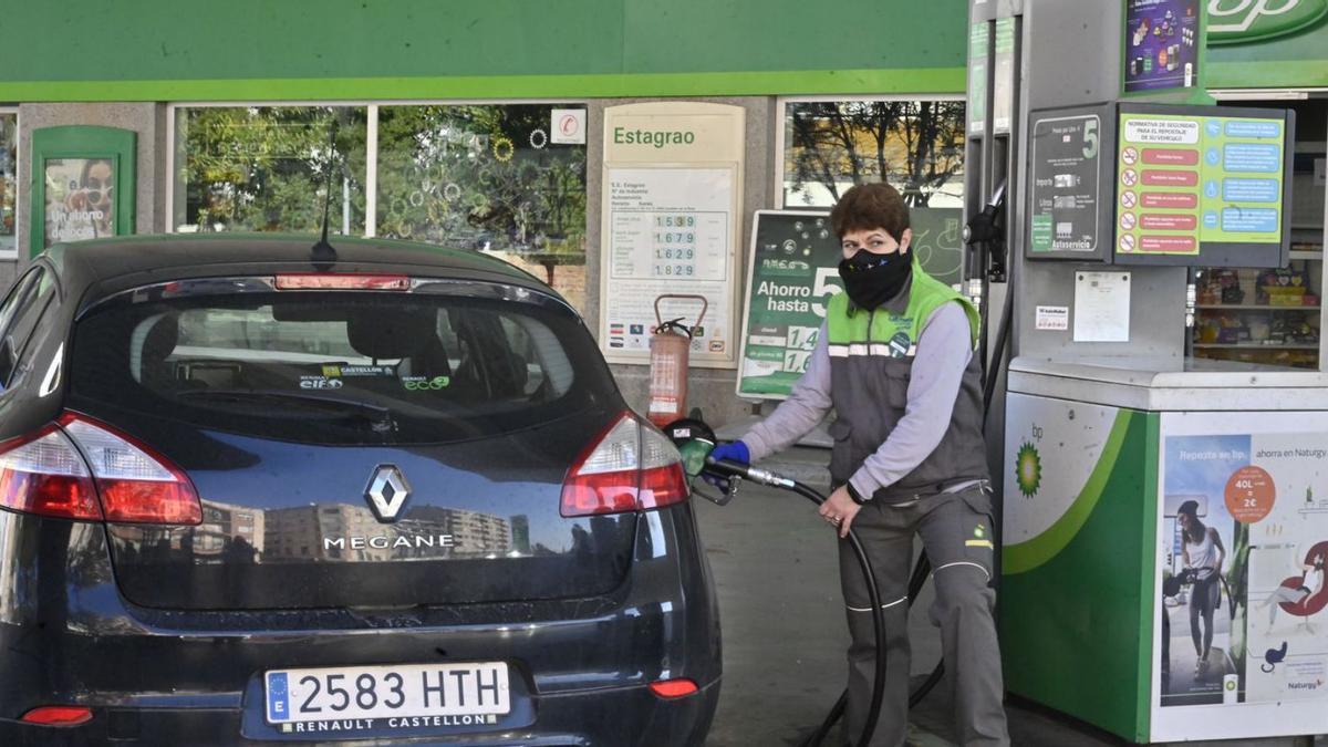 Un coche reposta gasolina en una estación de servicio de Castelló estos días.  | MANOLO NEBOT ROCHERA