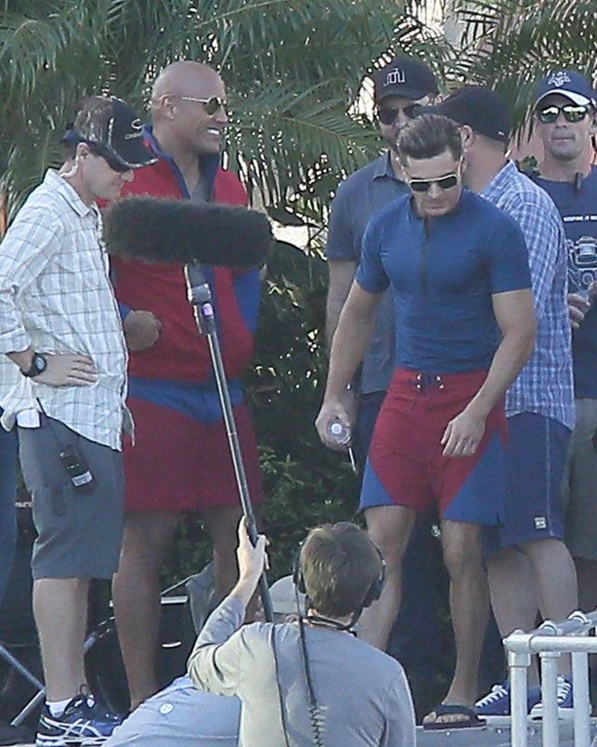 Dwayne 'The Rock' Johnson y Zac Efron hablan con el equipo de 'Los vigilantes de la playa'