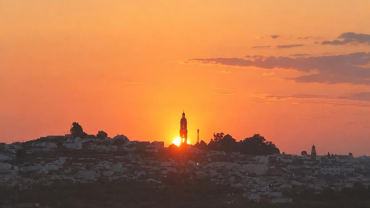 El sol se funde con Bujalance al amanecer, este domingo.