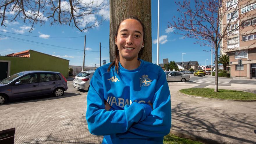 La futbolista catalana Paula Gutiérrez, ayer en el barrio de O Ventorrillo, donde reside. |  // CASTELEIRO / ROLLER AGENCIA