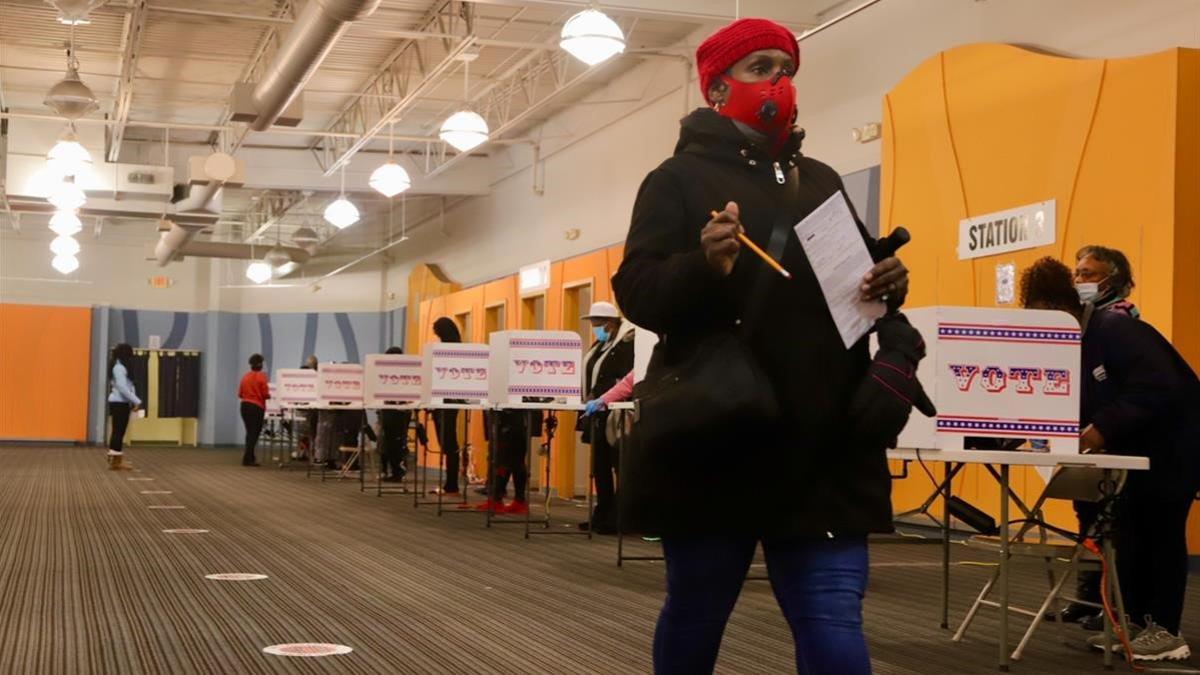 Una mujer afroamericana vota en el colegio electoral de Midtown Center de Milwaukee (Wisconsin).