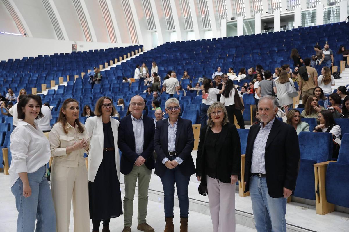 La consejera de Salud, tercera por la derecha, con otros responsables sanitarios, momentos antes de la inauguración del XXXIV Encuentro Regional de Residentes de Medicina y Enfermería de Familia y Comunitaria en el Palacio de Congresos de Oviedo.