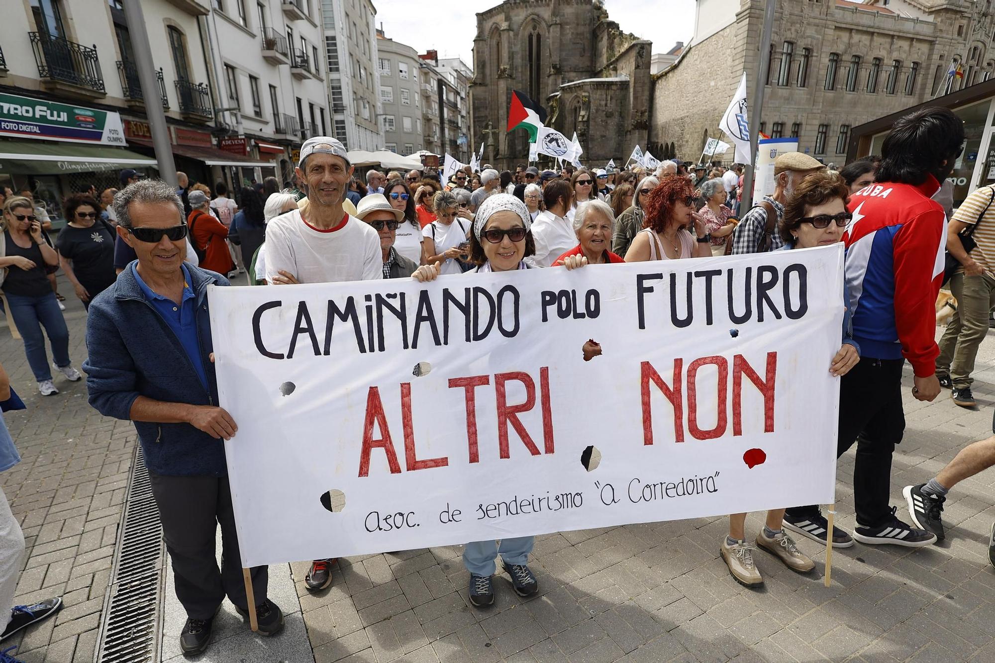 Miles de gallegos marchan de Pontevedra hasta Lourizán en protesta por las celulosas de Ence y Altri