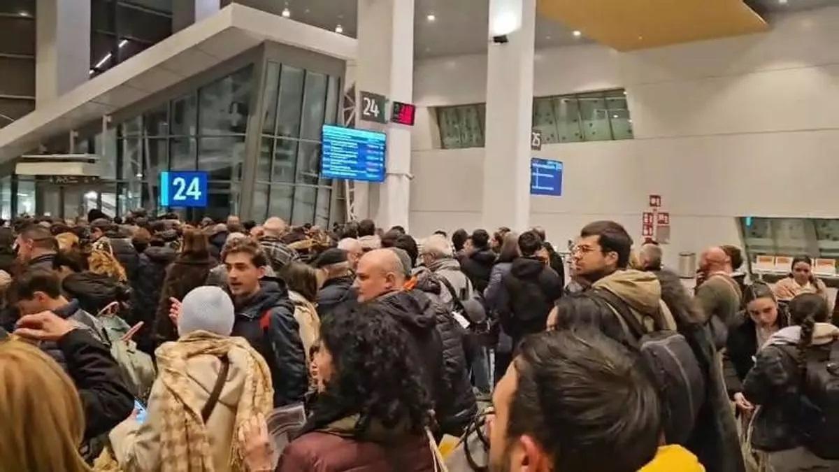 Los pasajeros retenidos en la estación de Chamartín que iban a hacer el trayecto Madrid-Murcia.