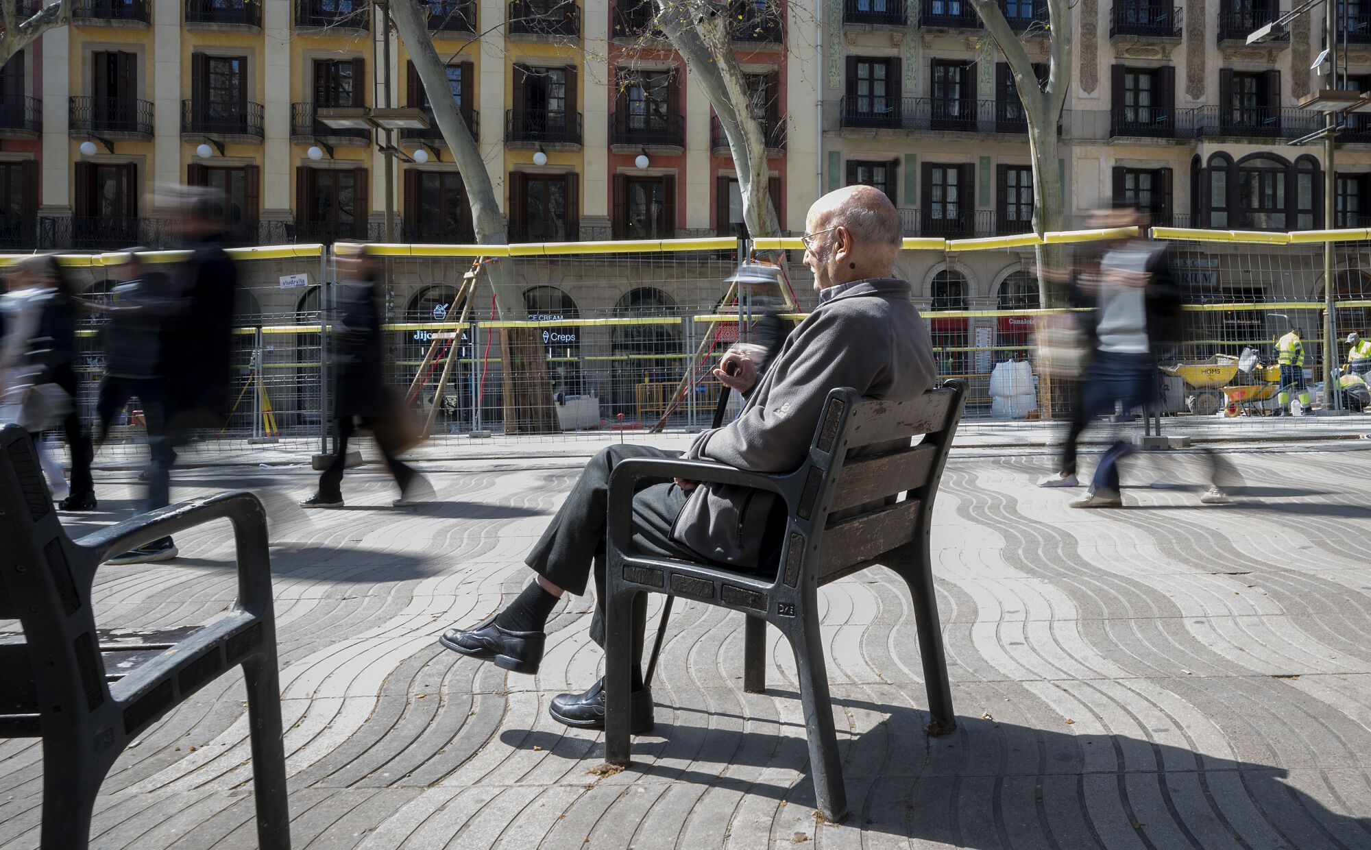 Barcelona diversifica el mobiliario en sus calles: bancos, sillas, tumbonas y mucho más