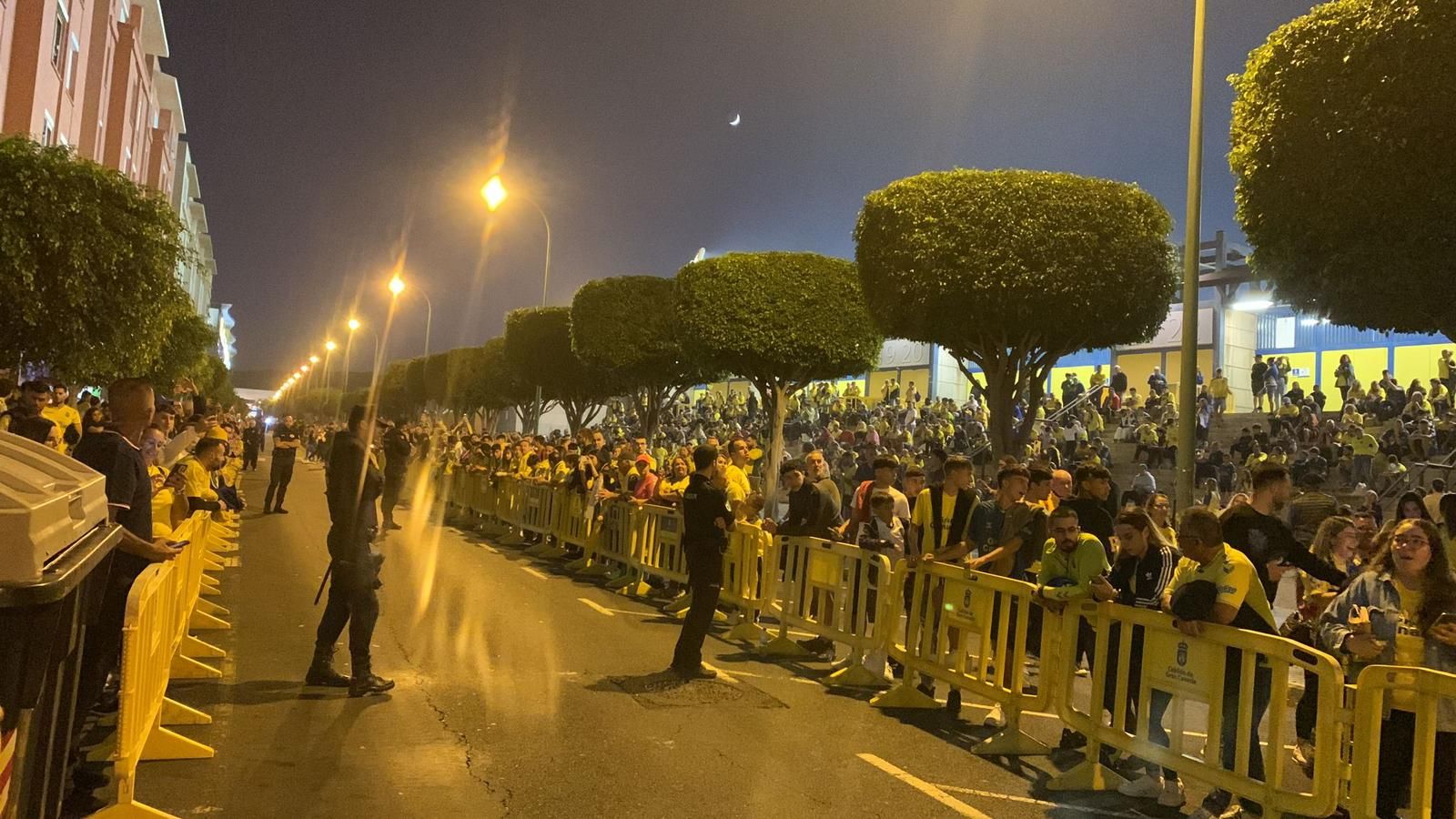 Los aficionados de la UD Las Palmas reciben la guagua con los jugadores