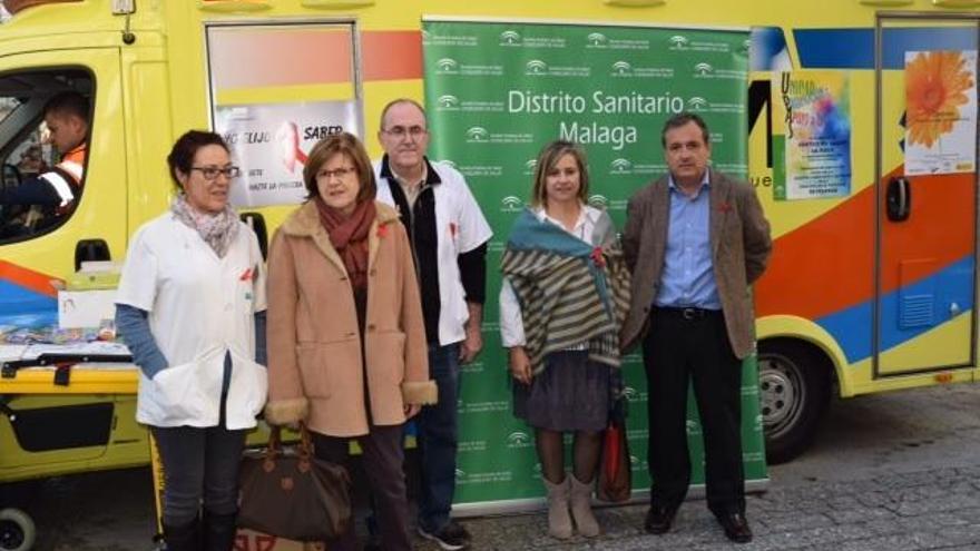 Manifiesto por el Día de la Lucha contra el Sida. La Asociación Ciudadana Antisida de Málaga, Asima, y el Área de Derechos Sociales del Ayuntamiento de Málaga organizaron diferentes actos con motivo de la conmemoración del Día Internacional de la Acción contra el Sida. El alcalde de Málaga, Francisco de la Torre, asistió a la lectura de un manifiesto junto a la escultura «Un mar de Esperanza, meciendo del mundo».