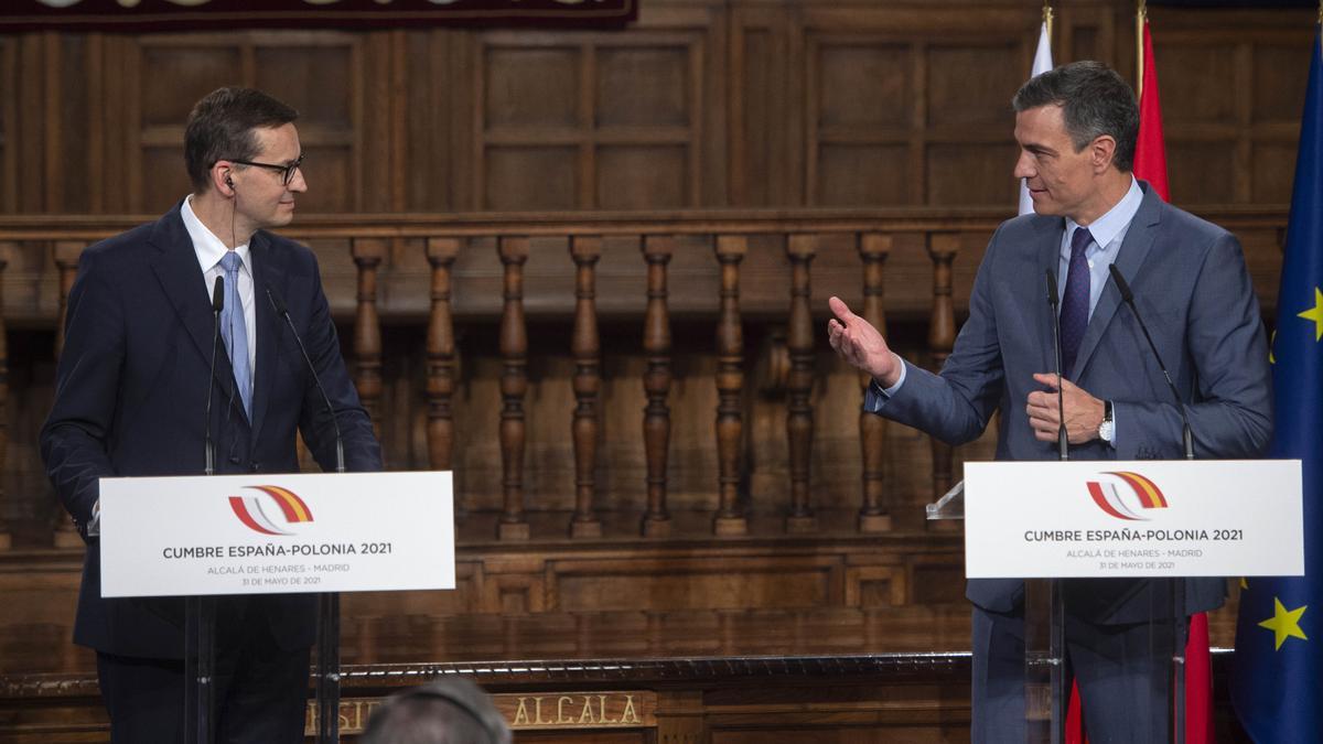 Pedro Sánchez comparece ante los medios de comunicación junto a Mateusz Morawiecki.