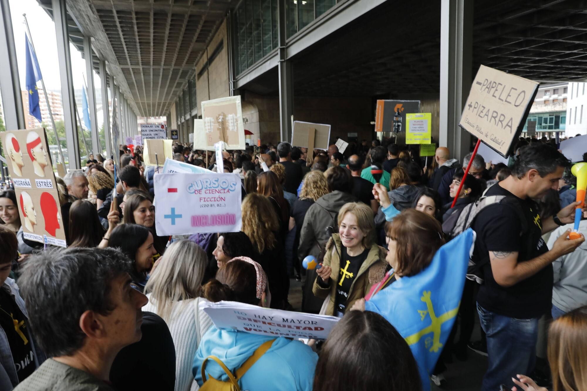 Cientos de profesores se concentran en Oviedo mientras Gobierno y sindicatos negocian.