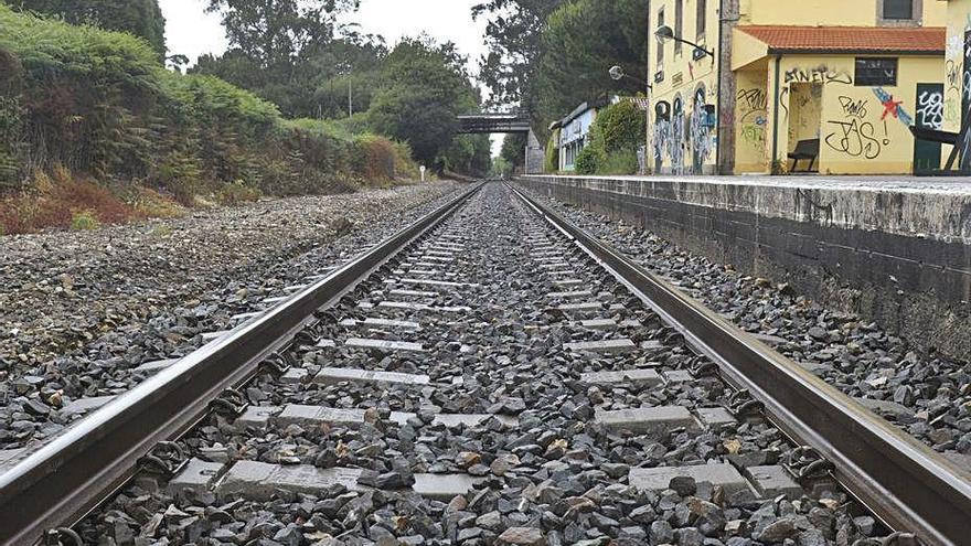 Vía del tren, a su paso por la estación de Cambre.