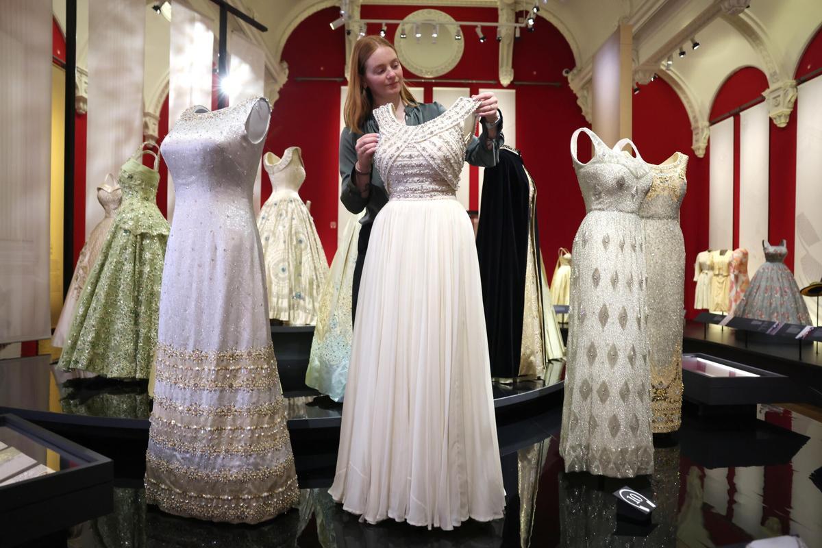LONDON (United Kingdom), 09/04/2026.- Outfits worn by Britain’s Queen Elizabeth II are displayed at the exhibition 'Queen Elizabeth II: Her Life in Style' at The King’s Gallery, Buckingham Palace in London, Britain, 09 April 2026. The exhibition features 300 pieces of clothing and accessories worn by late Britain’s Queen Elizabeth and runs from 10 April to 18 October 2026. (Moda, Reino Unido, Londres) EFE/EPA/NEIL HALL