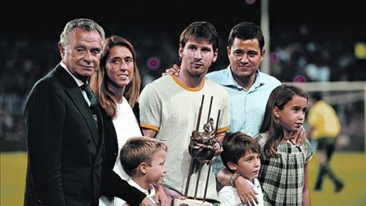 Premio 8 Messi recibe el premio Aldo Rovira al mejor jugador del 2010