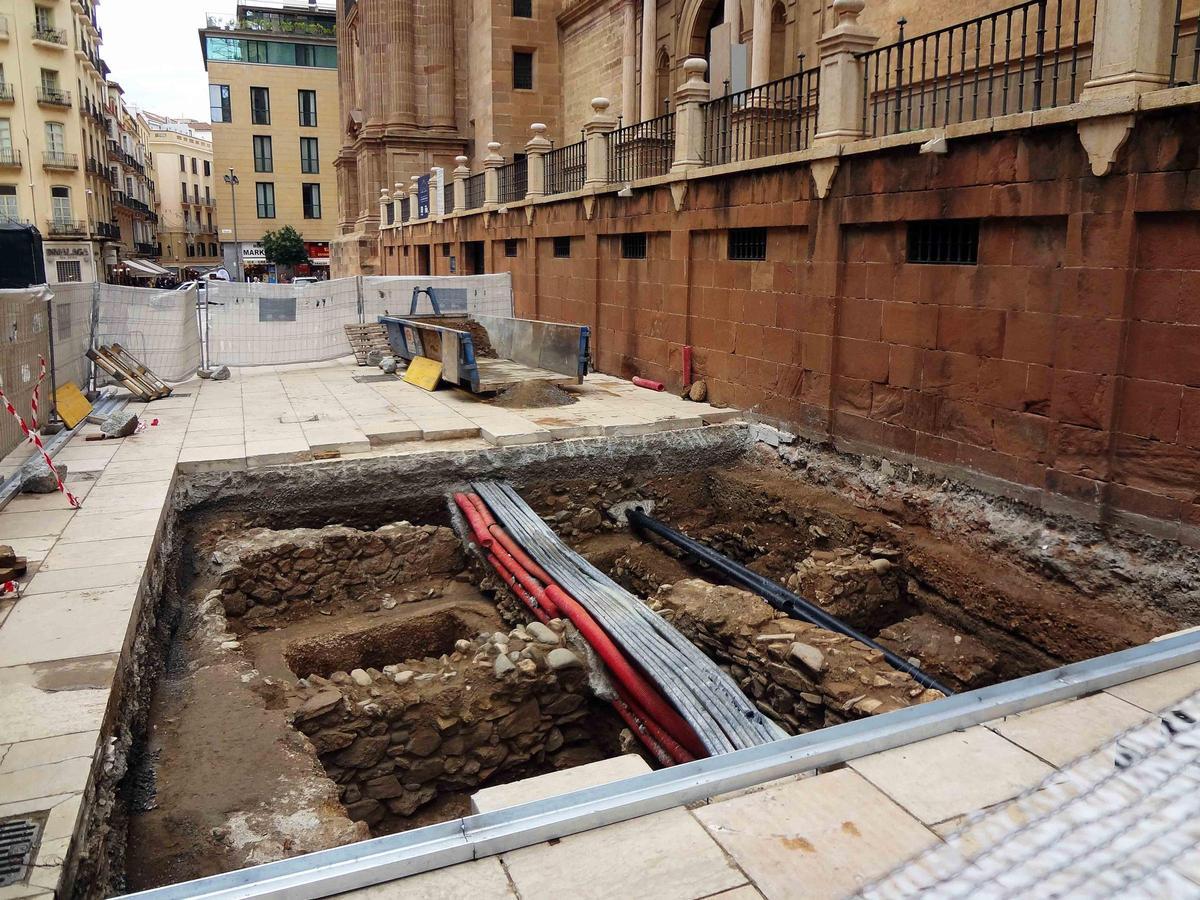 Restos arqueológicos hallados en la cata de de la construcción del tejado de la Catedral de Málaga