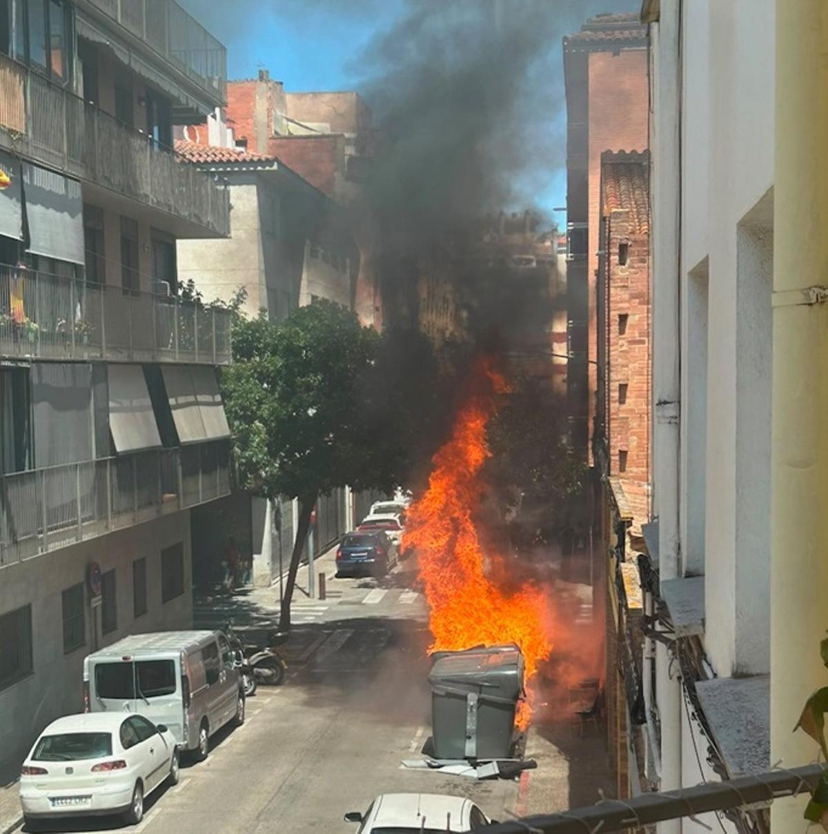 L'incendi d'aquest dijous en uns contenidors del carrer Montseny.