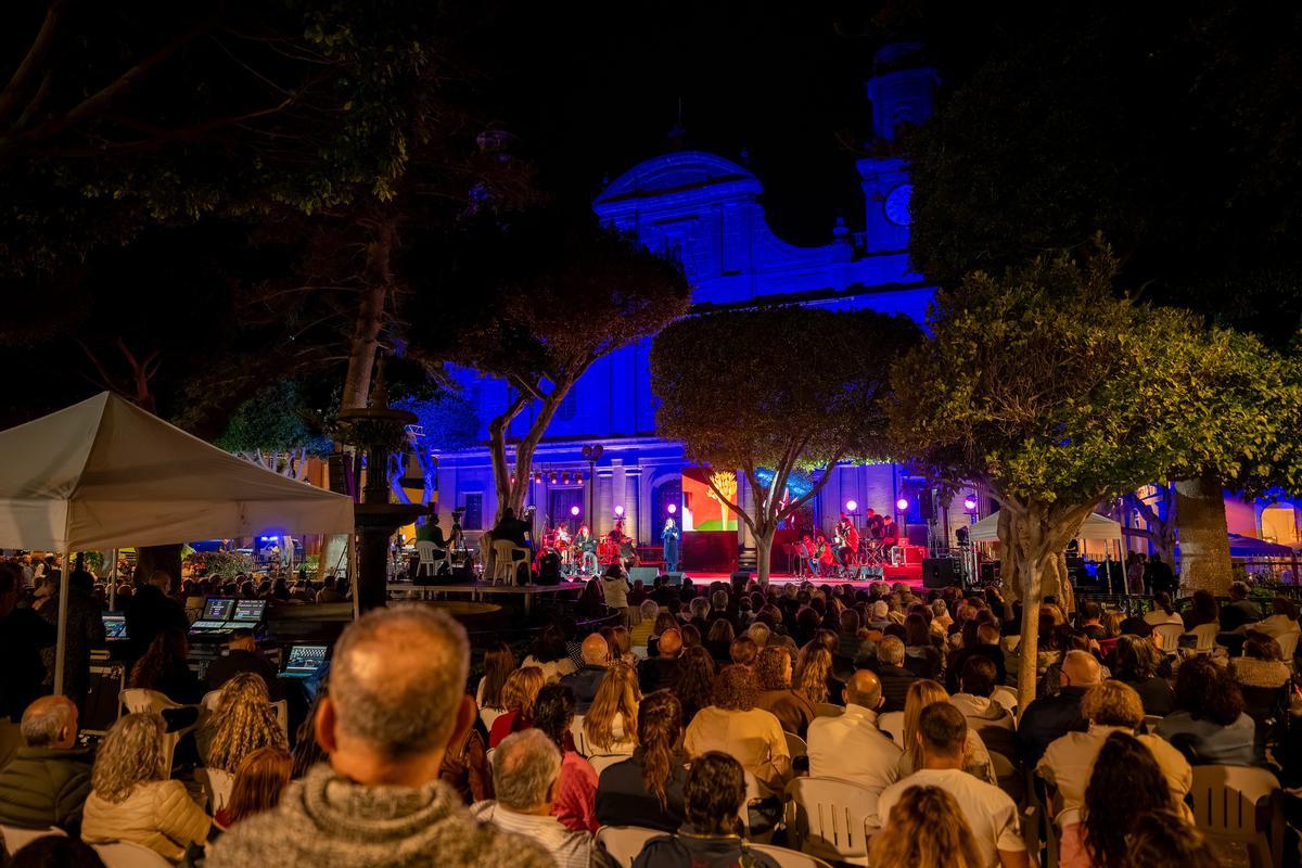 Gáldar convierte la Plaza de Santiago en una gran fiesta canaria
