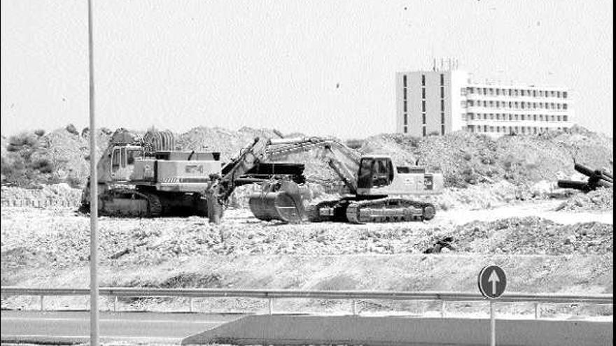 Dos máquinas trabajan en los terrenos de Fiesta &amp; Hotels donde se acumula la tierra de las autovías, en una imagen de archivo / VICENT MARÍ