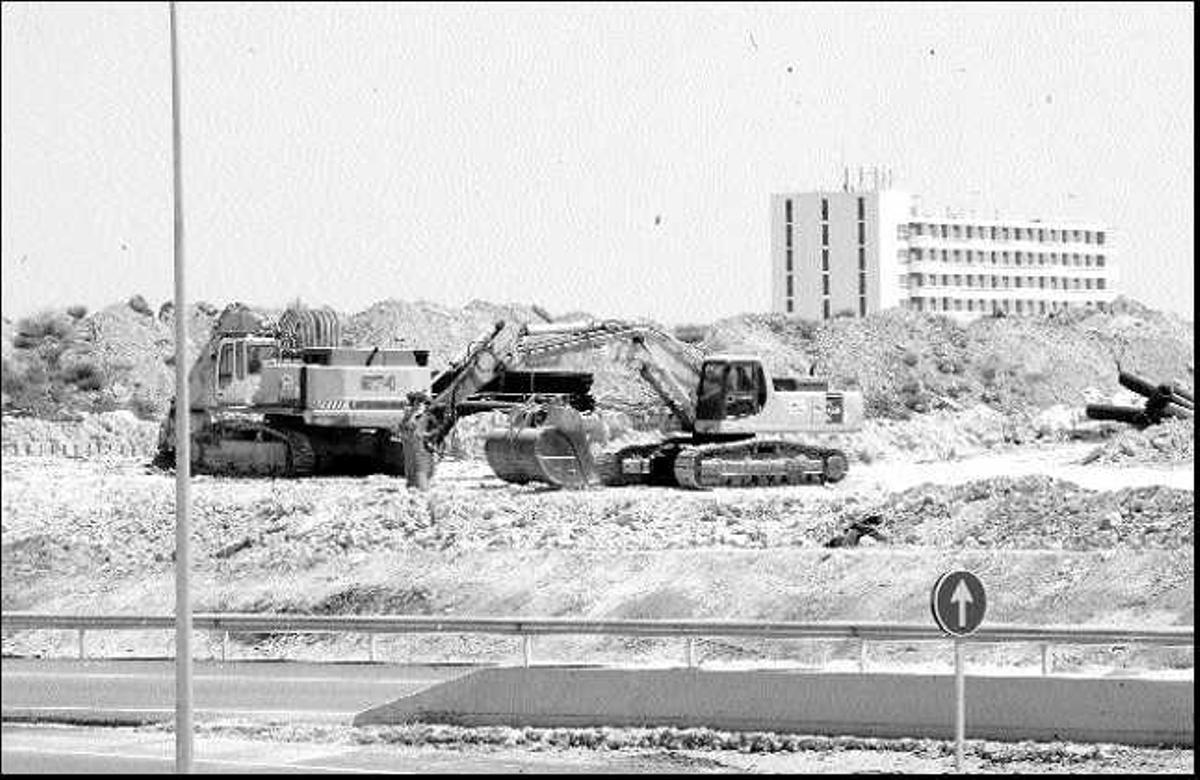 Dos máquinas trabajan en los terrenos de Fiesta & Hotels donde se acumula la tierra de las autovías, en una imagen de archivo / VICENT MARÍ