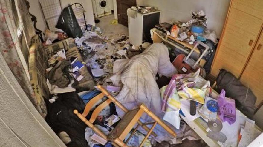 Imagen de una vivienda con un residente afectado por síndrome de Diógenes en Torrevieja.